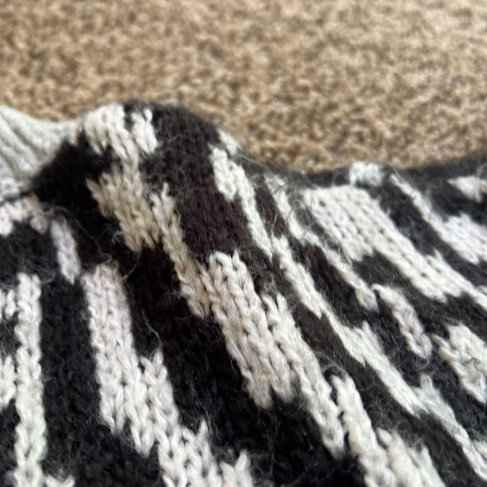 Urban Outfitters Black and Gray Patterned Sweater - Picture 13 of 15